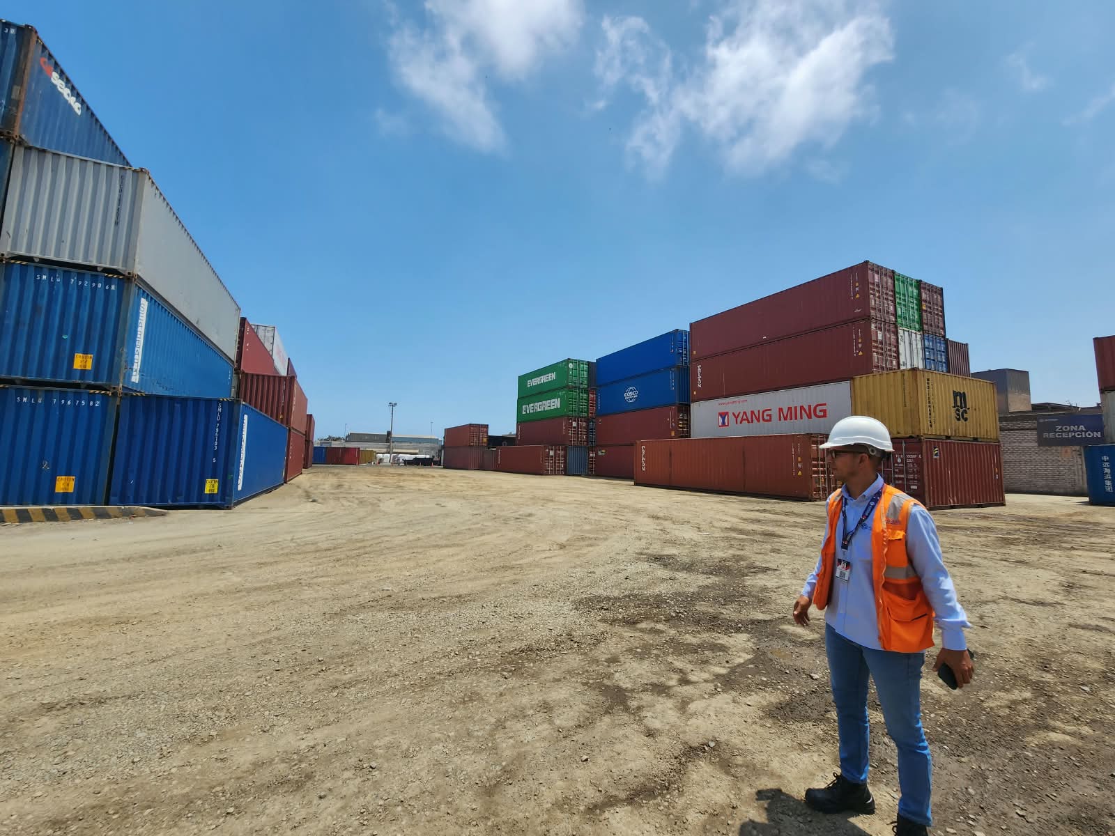 Equipo de Start Perú Logistic en depósito de contenedores